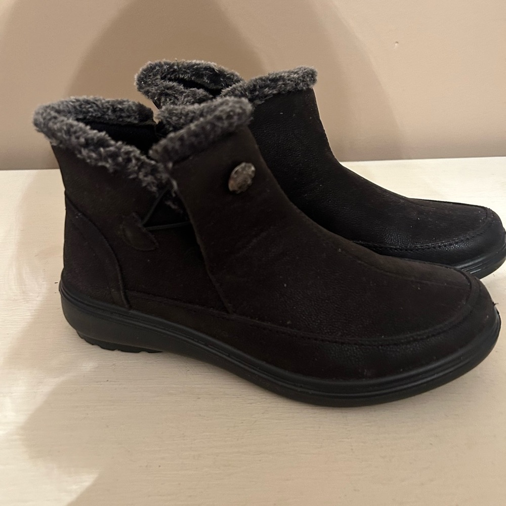 Boots gray fur around the top size 7